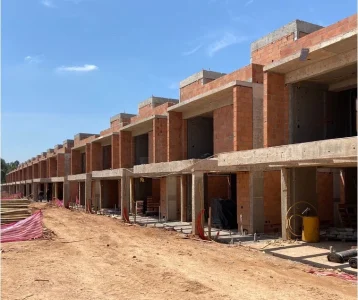 Estrutura e alvenaria das casas em andamento
